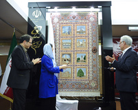 رونمایی و اهدای فرش هر گردشگر یک گره به کمیسیون ملی یونسکو